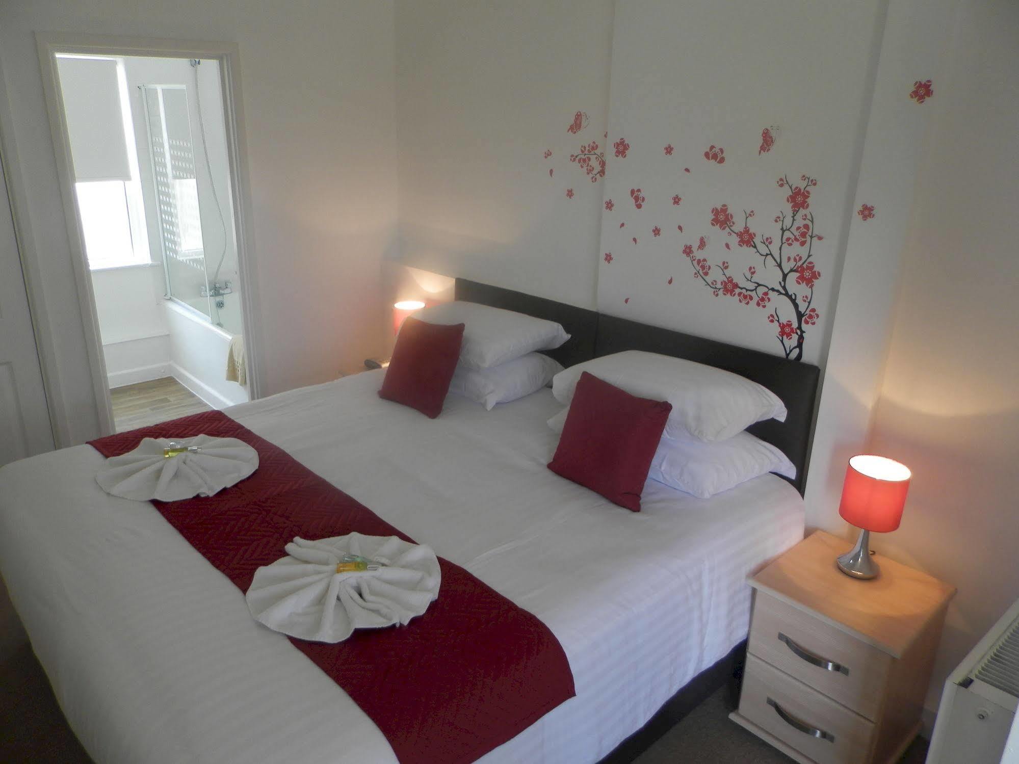Wayside Cheer Hotel Касл Экстерьер фото